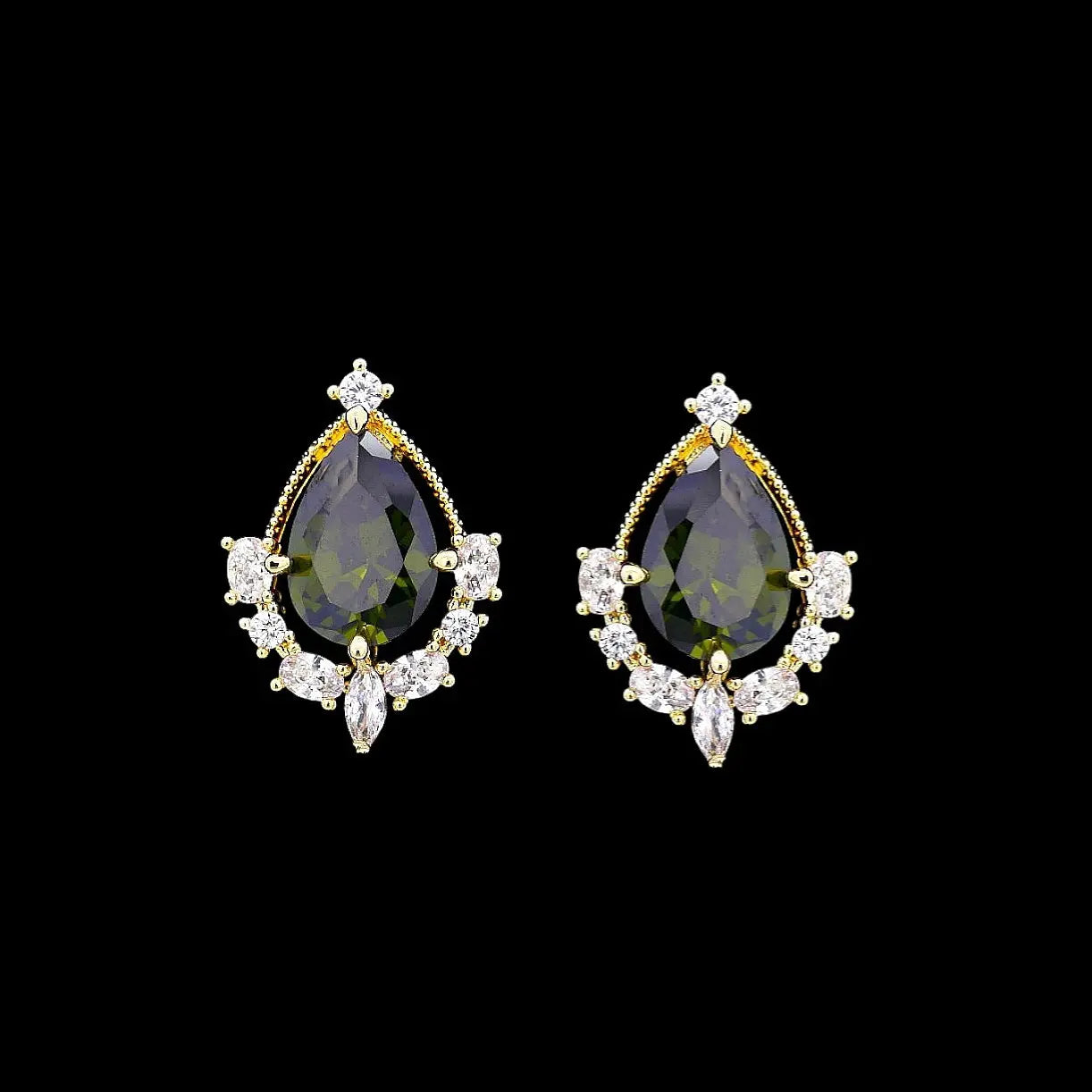 Goudkleurige fantasie oorbellen met clipsen en olijfgroene zirkonia stenen  Victoria Valenza