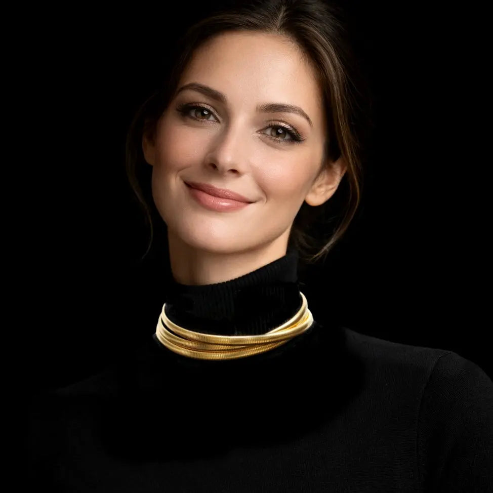 Goudkleurige 3 rij collier/choker op model | Victoria Valenza