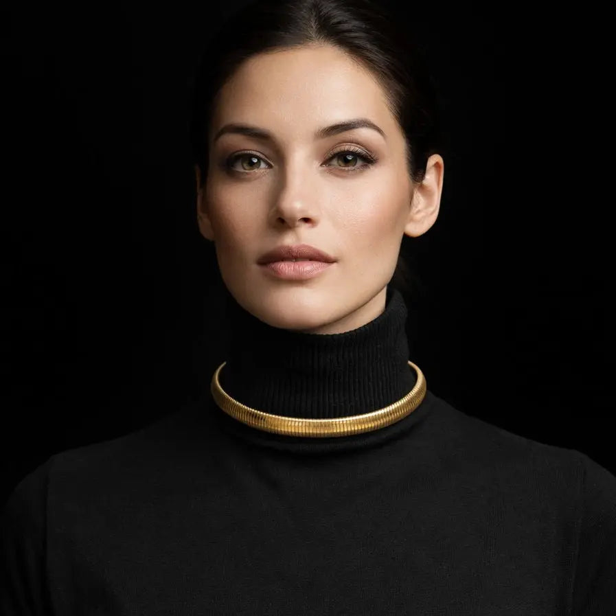 Goudkleurige collier/choker op model | Victoria Valenza