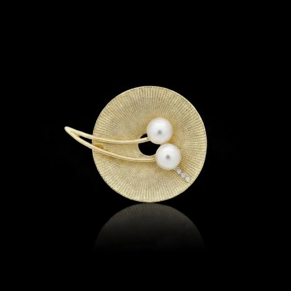 Goudkleurige Schijf Broche met Zoetwater Parels en Zirkonia Stenen