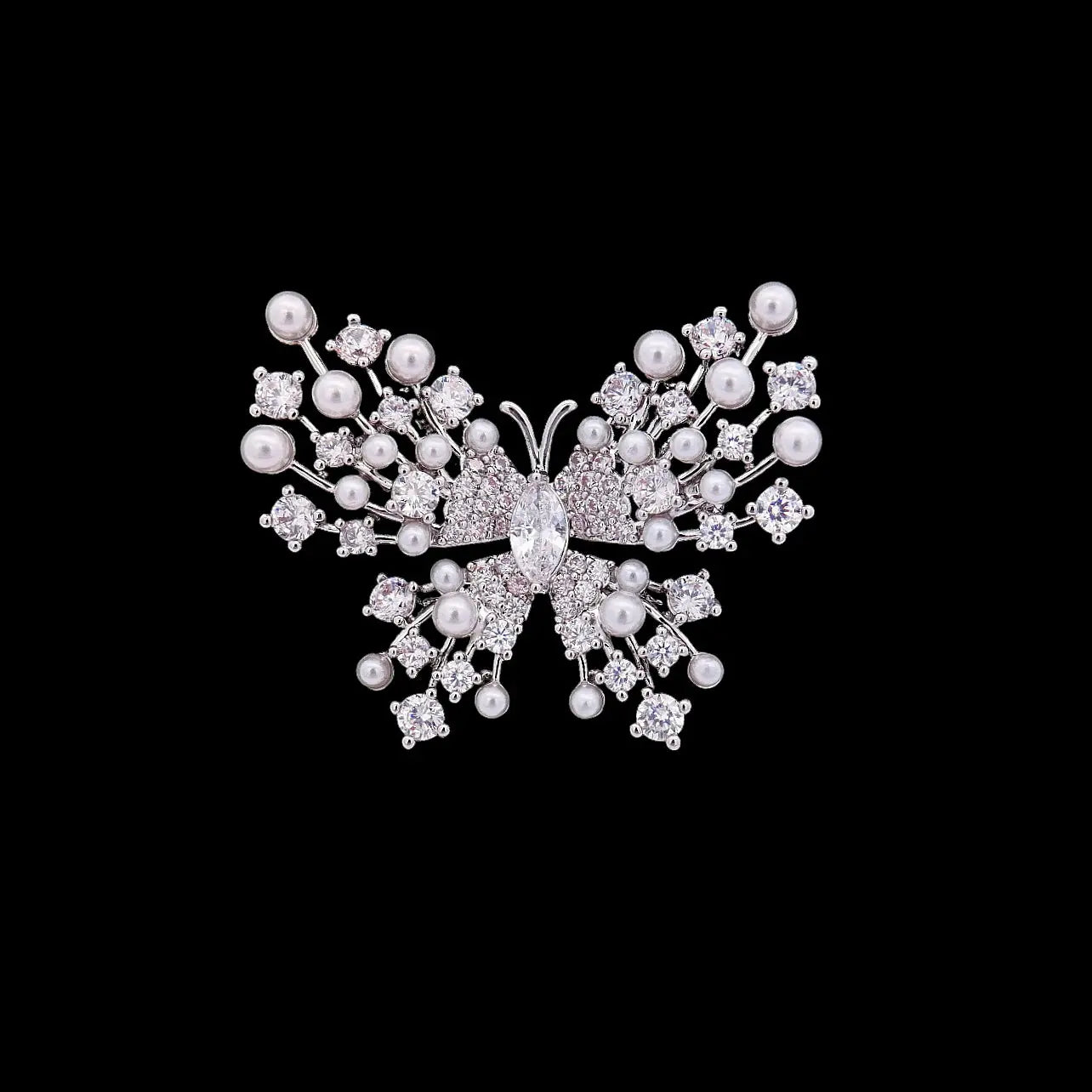Zilverkleurige vlinder broche met witte parels en gefacetteerde zirkonia stenen | Victoria Valenza