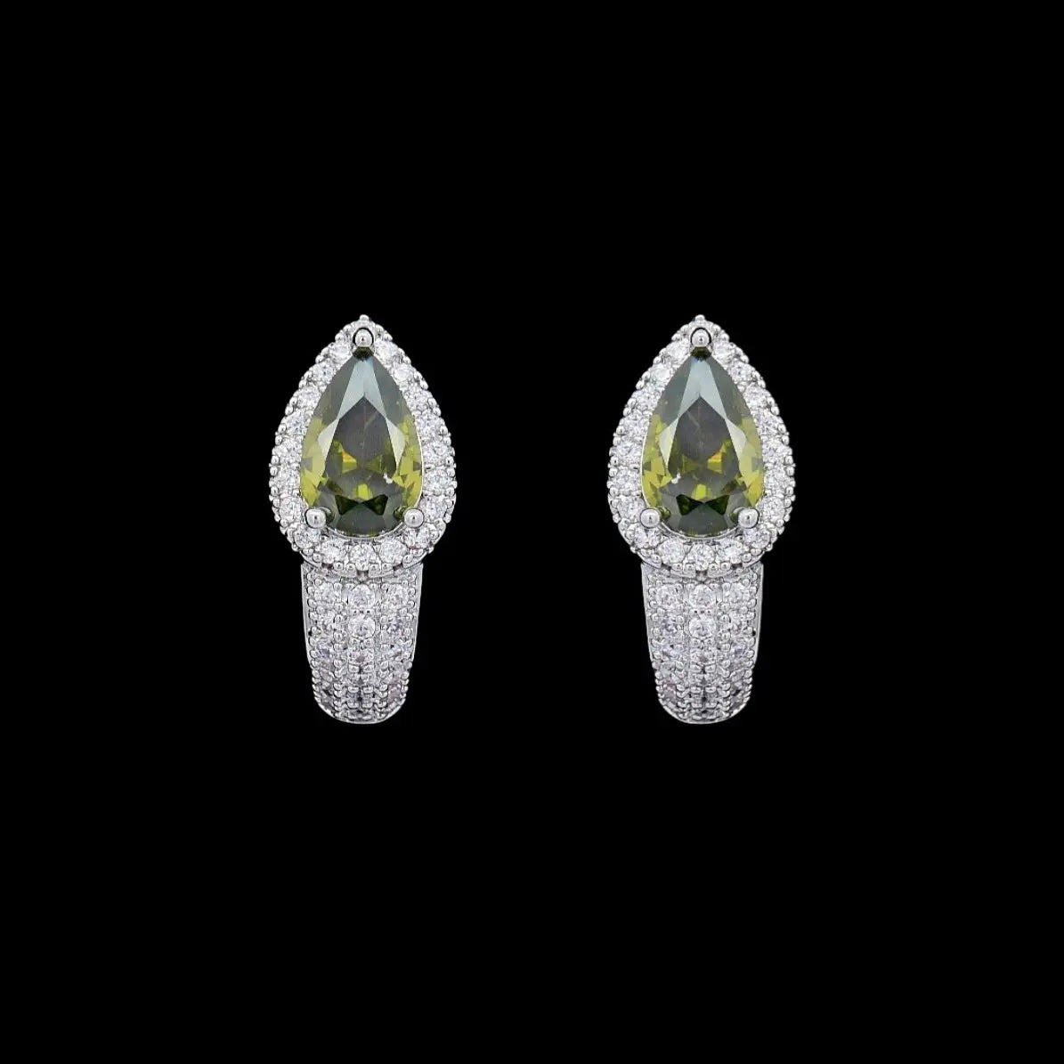 Zilverkleurige pavé oorbellen met olijfkleurige zirkonia stenen  Victoria Valenza