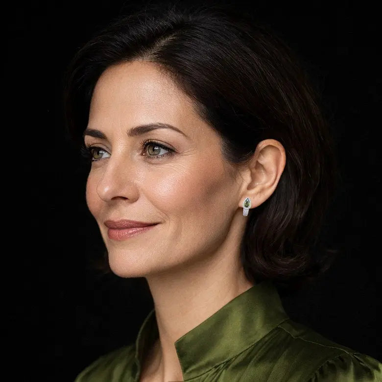 Zilverkleurige pavé oorbellen met olijfkleurige zirkonia stenen  Victoria Valenza