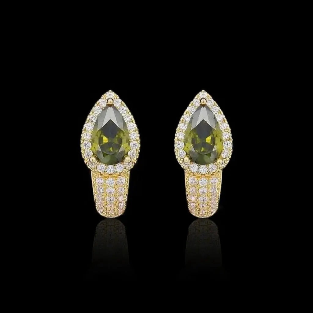 Goudkleurige pavé oorbellen met olijfkleurige zirkonia stenen