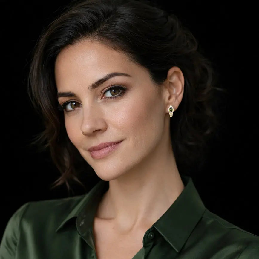 Goudkleurige pavé oorbellen met olijfkleurige zirkonia stenen  Victoria Valenza