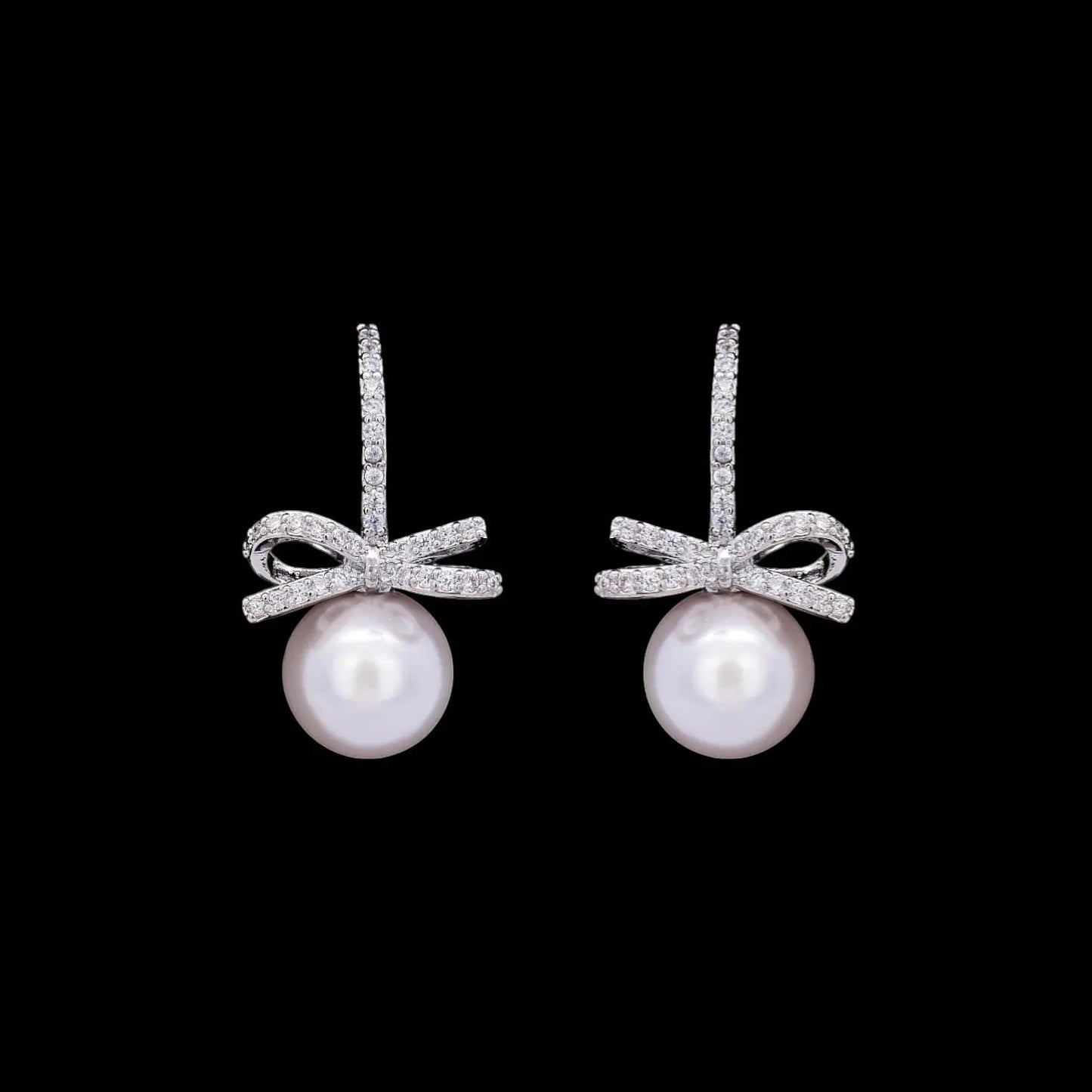 Zilverkleurige strik oorbellen met parels en zirkonia stenen  Victoria Valenza