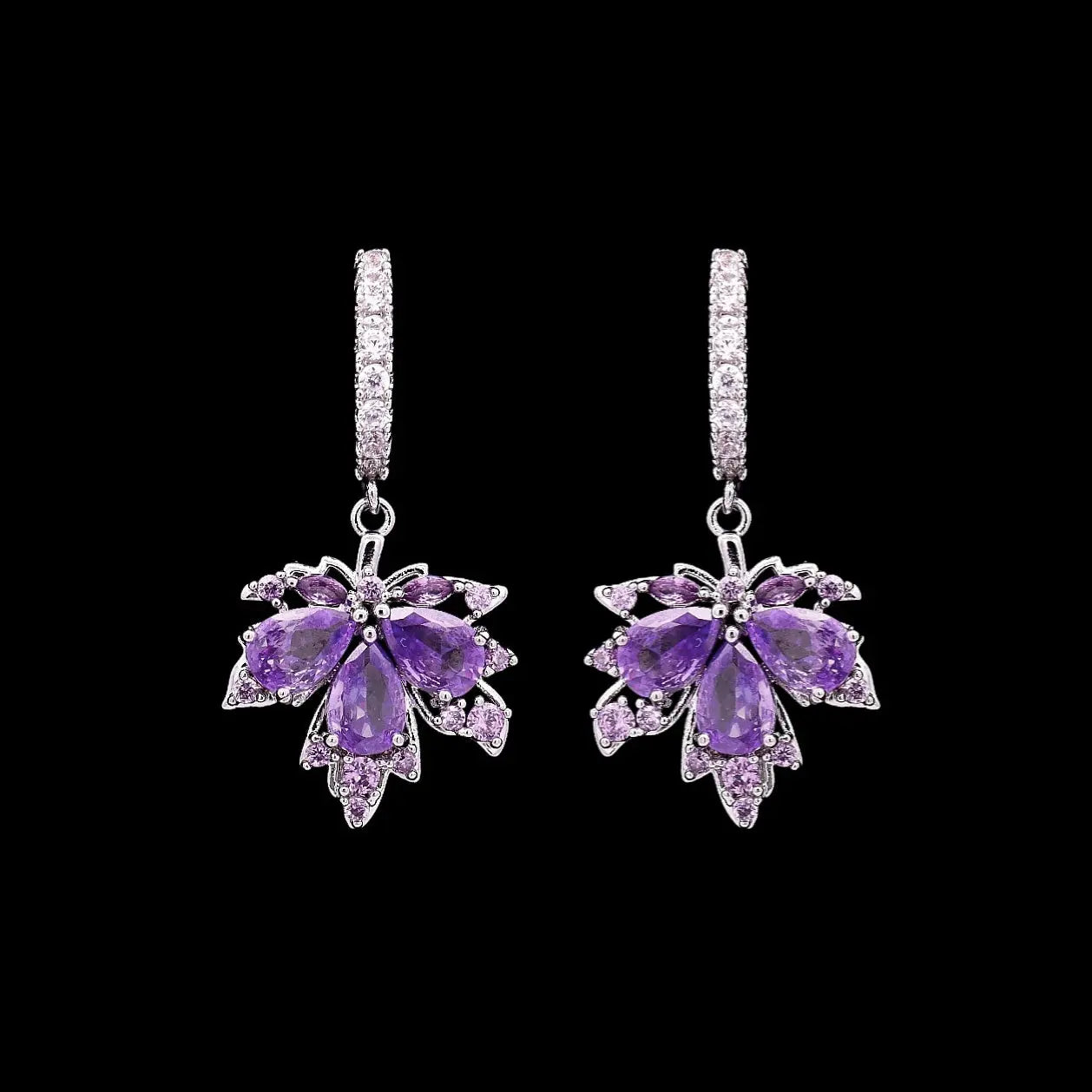 Zilverkleurige esdoornblad oorbellen met paarse zirkonia stenen  Victoria Valenza