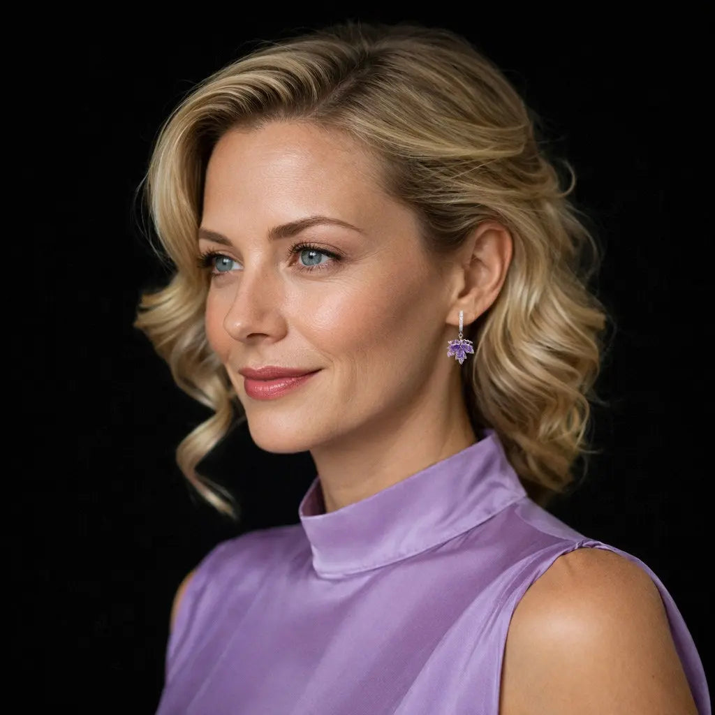 Zilverkleurige esdoornblad oorbellen met paarse zirkonia stenen  Victoria Valenza