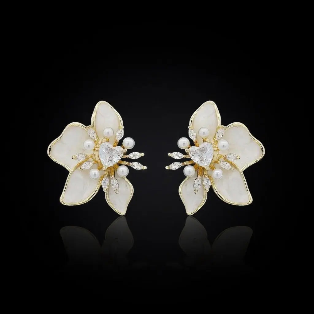 Goudkleurige magnolia oorbellen met parels emaille en zirkonia stenen