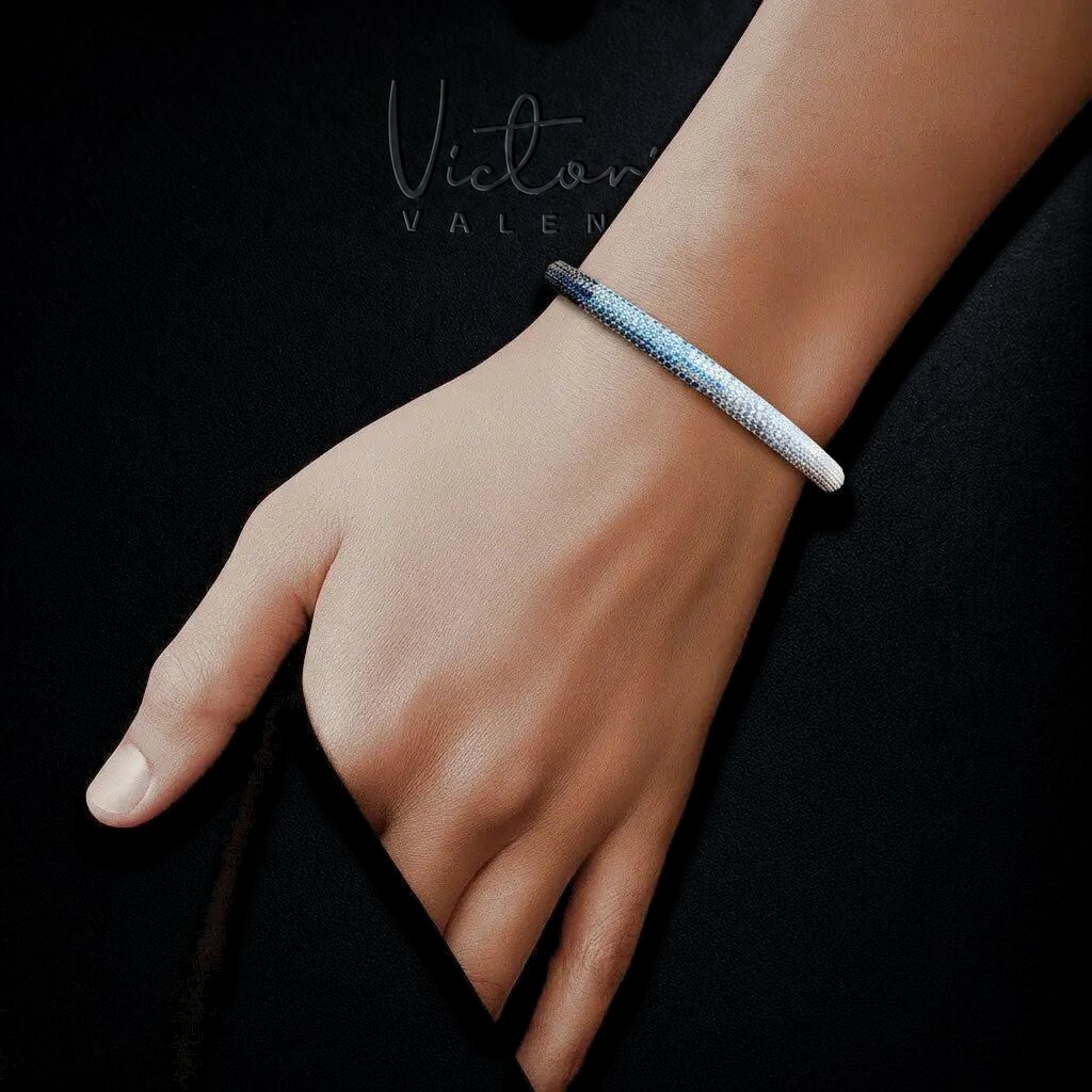 925 Sterling Zilveren Armband met Blauwe Zirkonia Stenen op model | Victoria Valenza