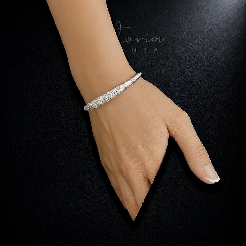 925 Sterling Zilveren Cuff-armband met Zirkonia op model | Victoria Valenza