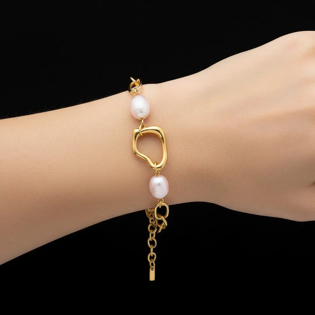 Goudkleurige RVS armband met zoetwaterparels