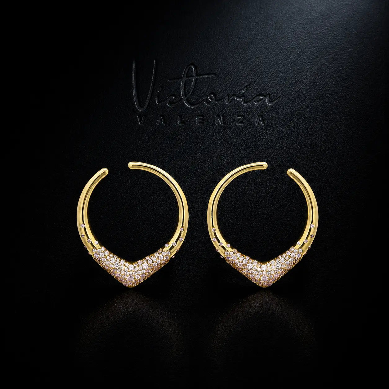 925 Sterling Vergulde V-vormige Hoop Oorbellen met Zirkonia Stenen