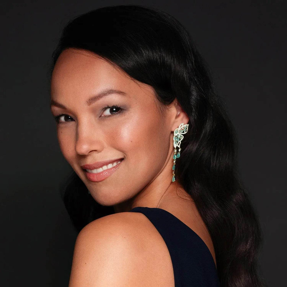 Goudkleurige vlinder statement oorbellen met groene zirkonia's - Victoria Valenza