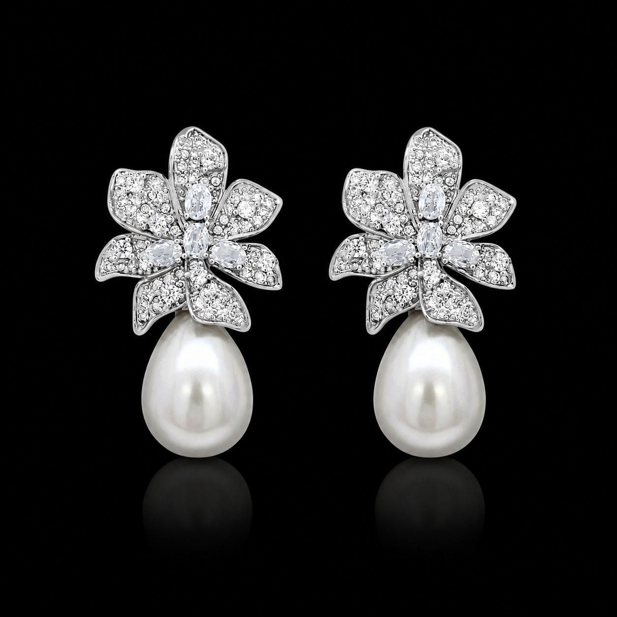 Zilverkleurige Pearl Blossom oorbellen met parels en zirkonia stenen | Victoria Valenza