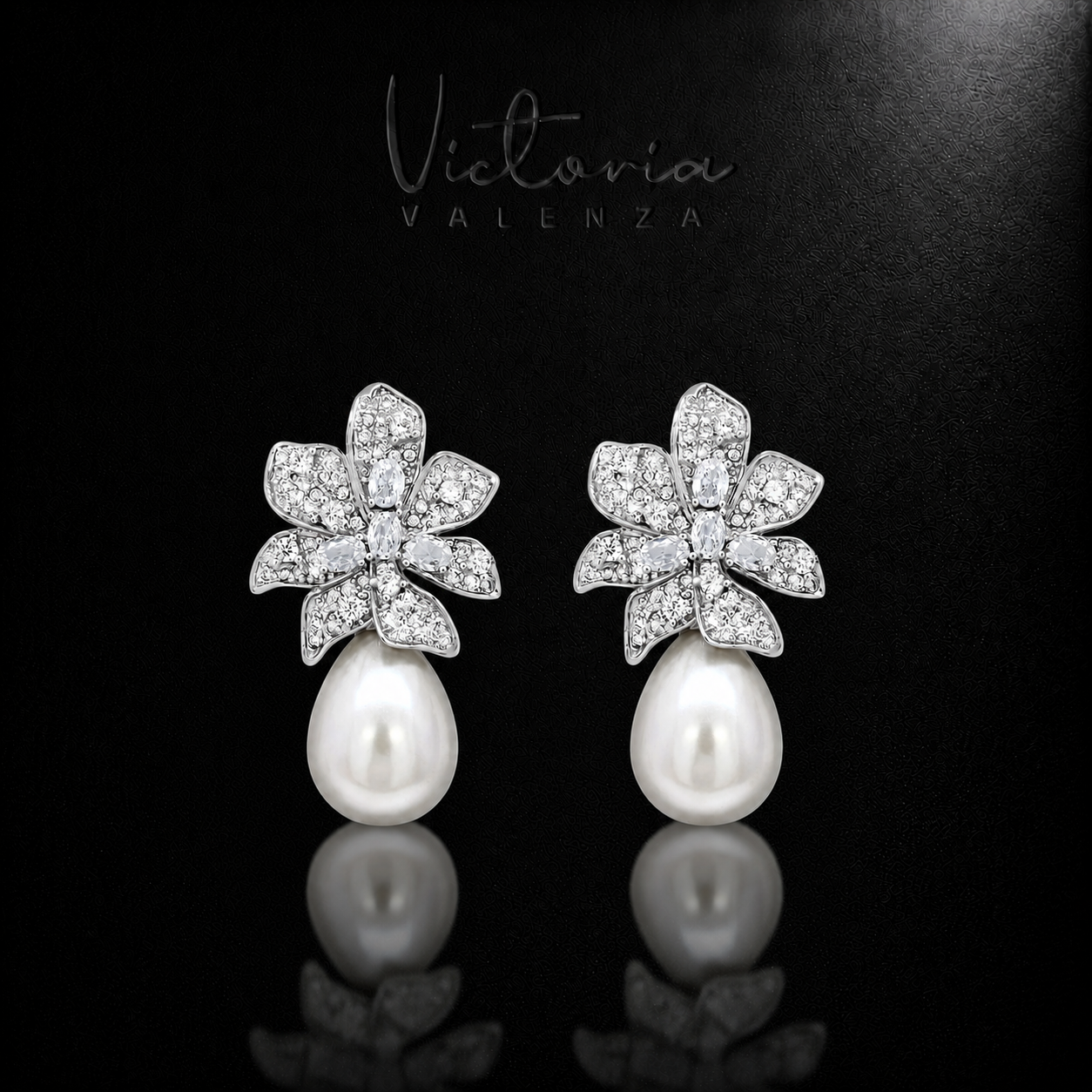 Zilverkleurige Pearl Blossom oorbellen met parels en zirkonia stenen | Victoria Valenza