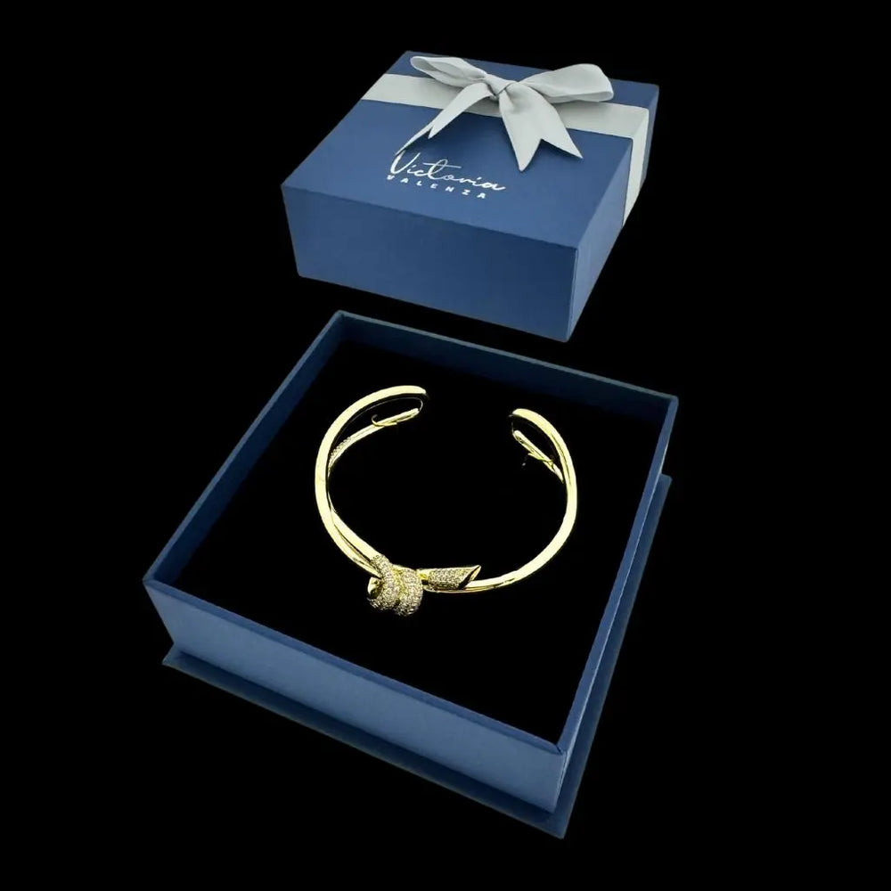 
                      
                        Goudkleurige knot armband met pavé zirkonia stenen  Victoria Valenza
                      
                    