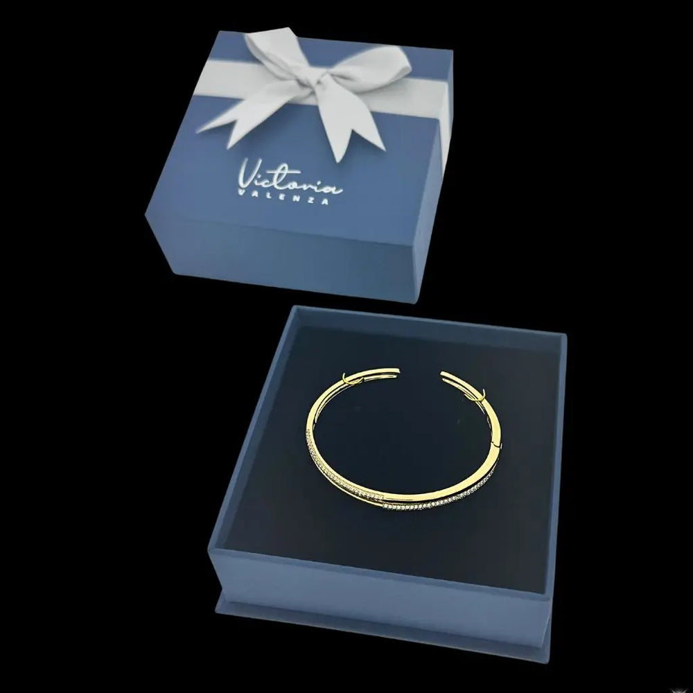 
                      
                        Goudkleurige Opengewerkte Armband Met Pavé Zirkonia Stenen  Victoria Valenza
                      
                    