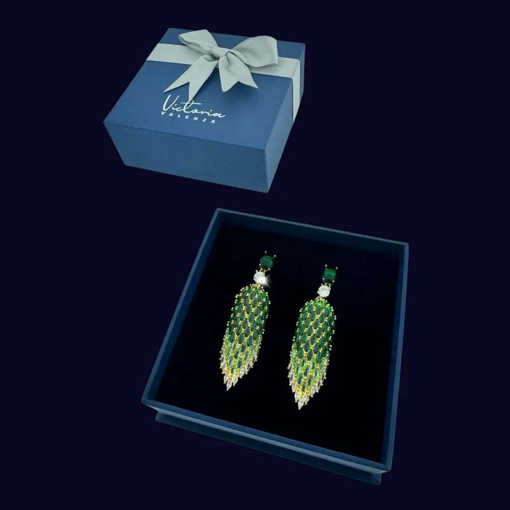 
                      
                        Goudkleurige blad oorbellen met groene zirkonia's  Victoria Valenza
                      
                    
