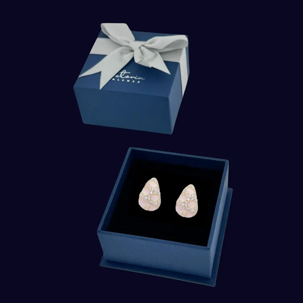 
                      
                        Goudkleurige druppel oorbellen met clipsen, maanstenen en zirkonia stenen  Victoria Valenza
                      
                    