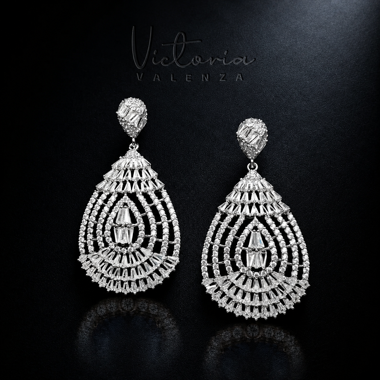 Zilverkleurige Chandelier Oorbellen met Ajour Zirkonia Stenen - Victoria Valenza