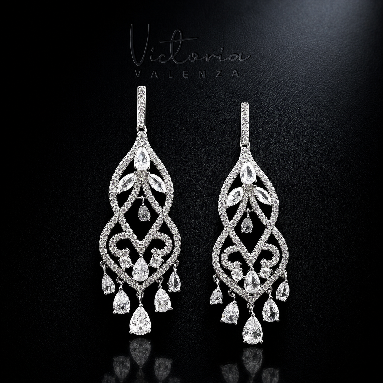 Zilverkleurige Chandelier Oorbellen met Zirkonia Stenen - Victoria Valenza