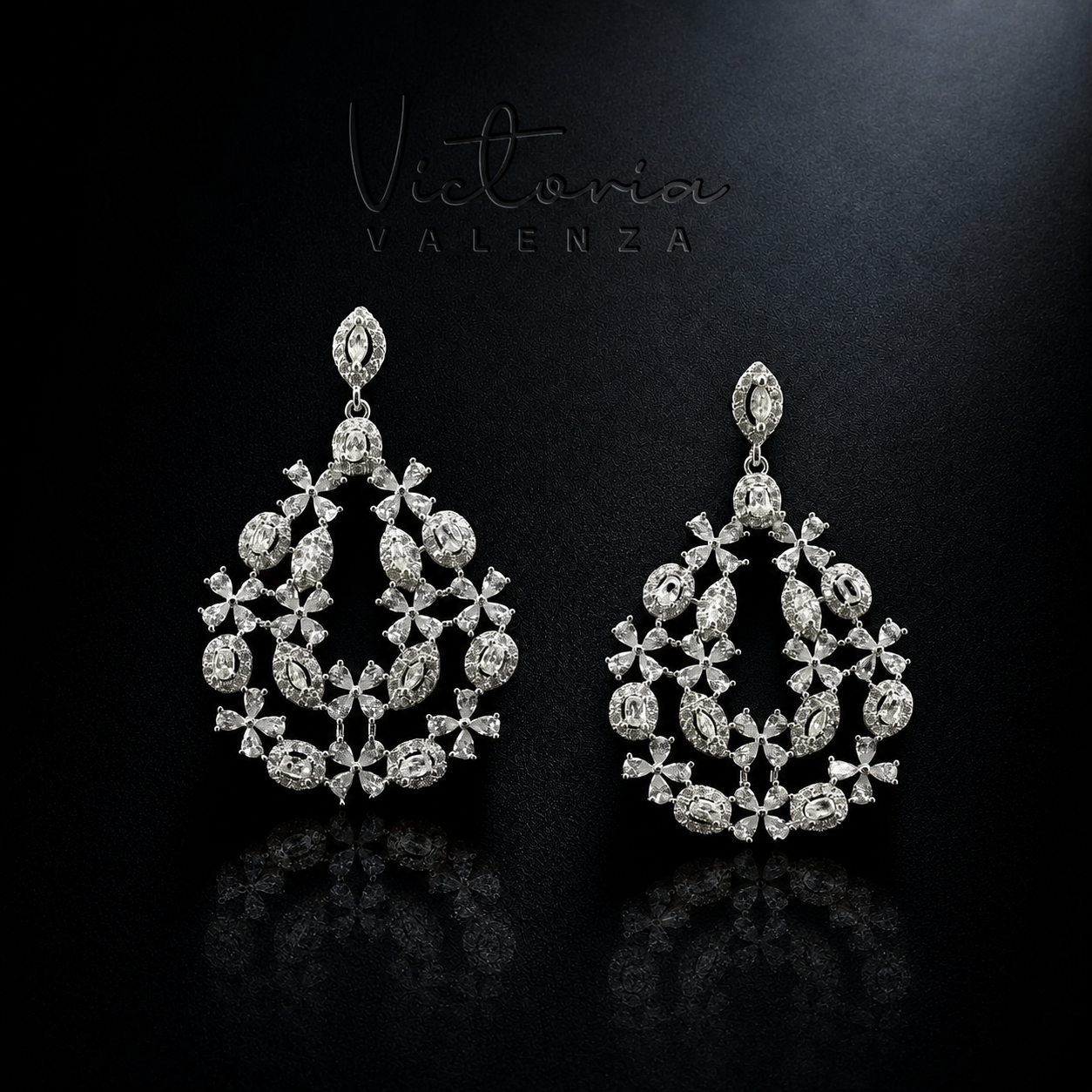 Zilverkleurige Chandelier Oorbellen met Zirkonia Stenen - Victoria Valenza