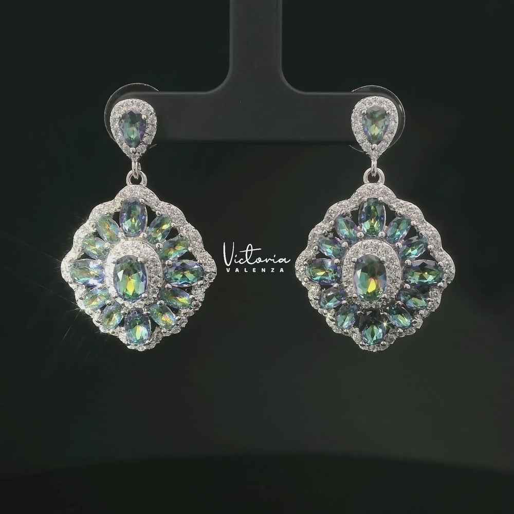 
                      
                        Laad en speel video in Galerijweergave, Zilverkleurige druppel oorbellen met multicolor zirkonia&amp;#39;s
                      
                    