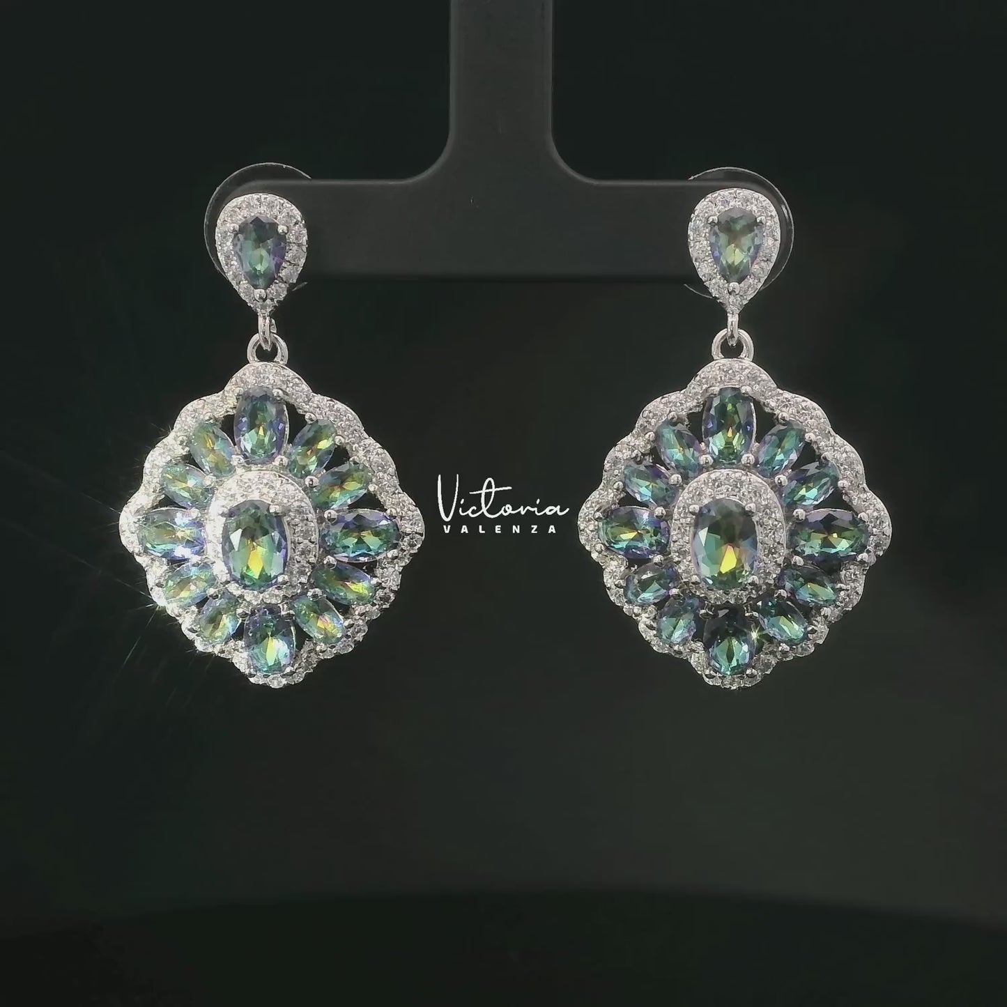 Zilverkleurige druppel oorbellen met multicolor zirkonia's