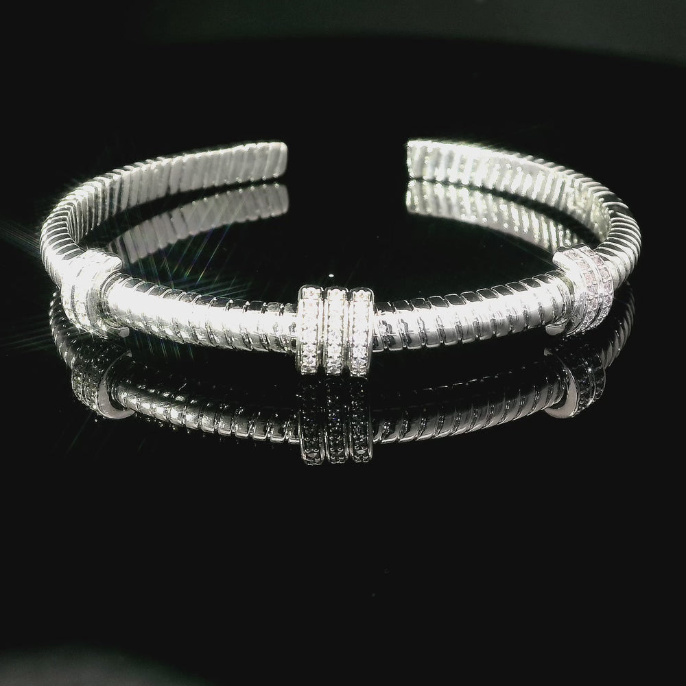 
                      
                        Charger et lire la vidéo dans la visionneuse de la galerie, Bracelet torse argenté avec pierres en zircone
                      
                    