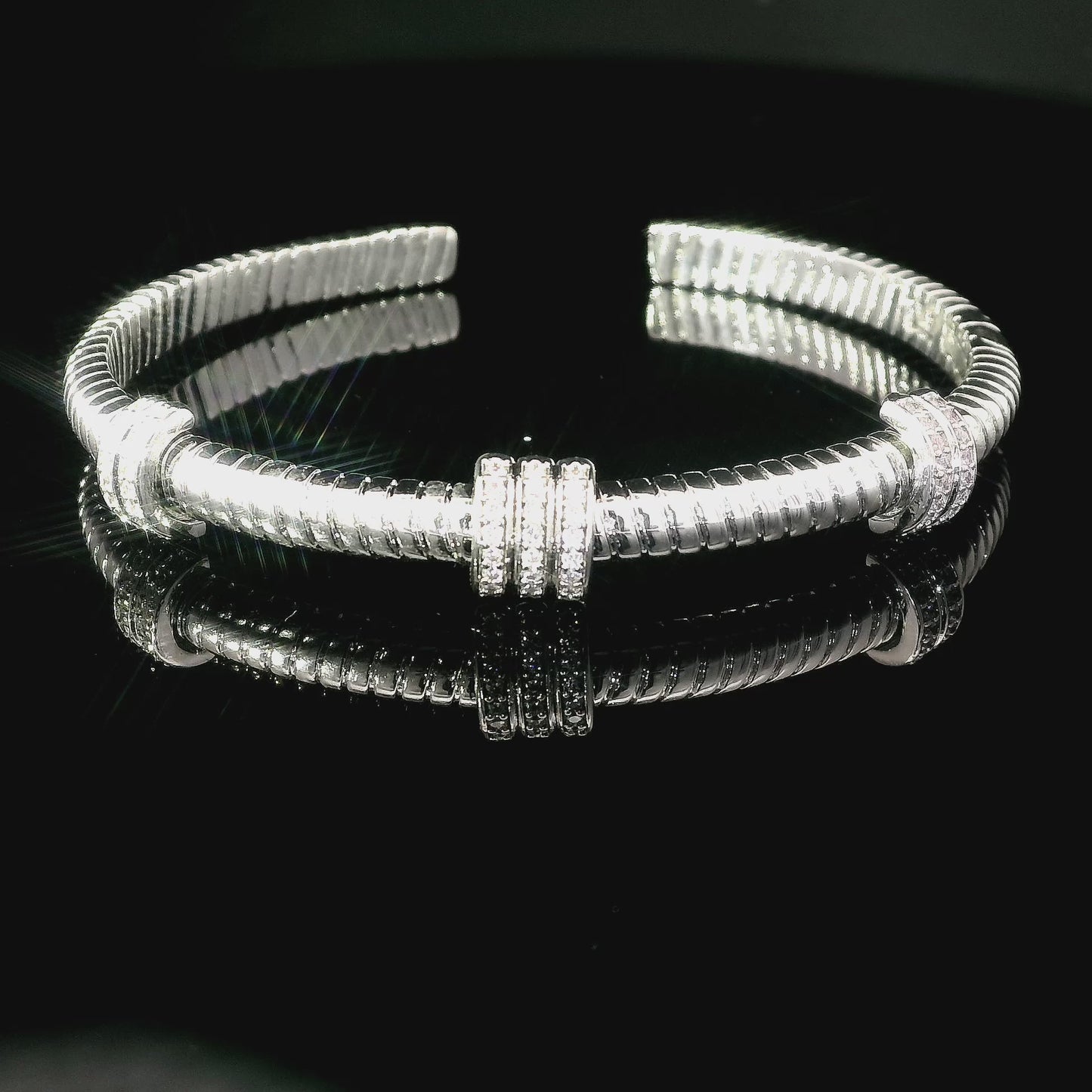 Bracelet torse argenté avec pierres en zircone