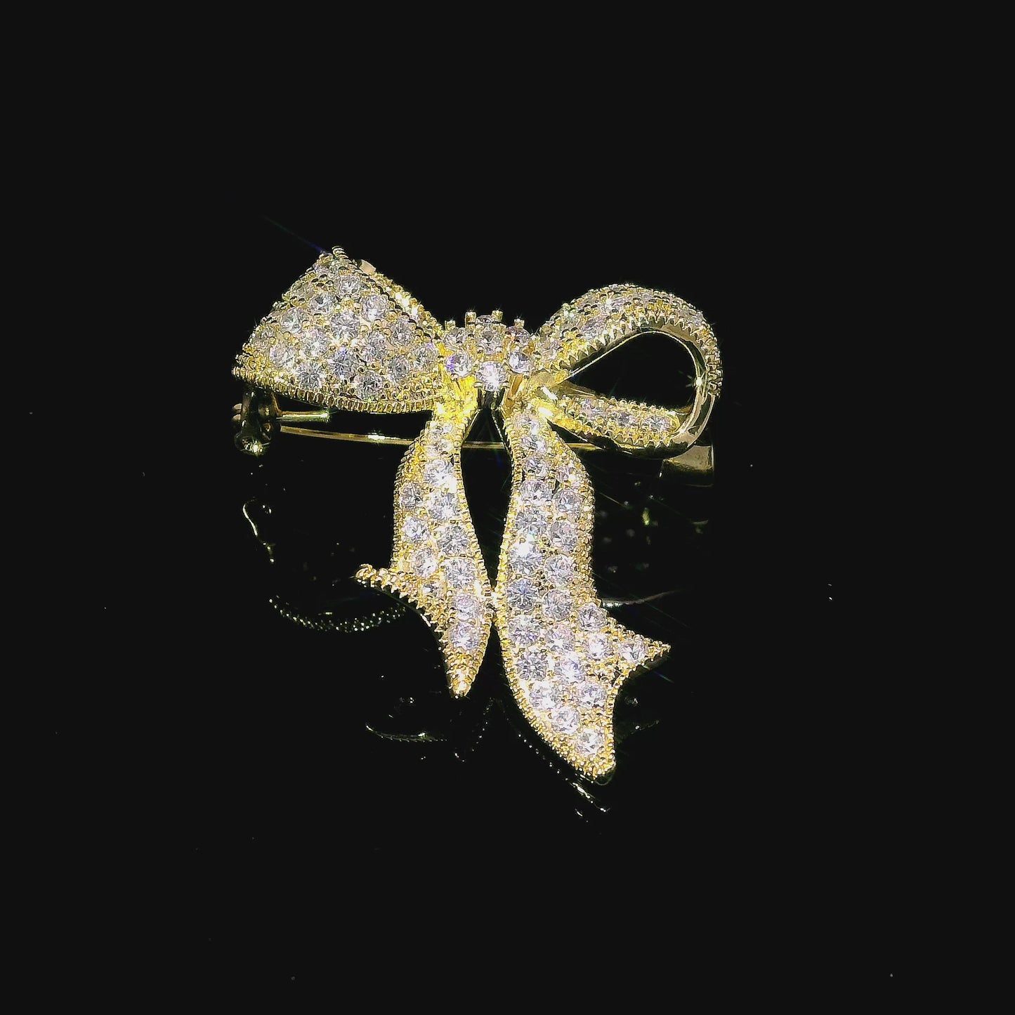 Broche nœud couleur or avec pierres en zircone