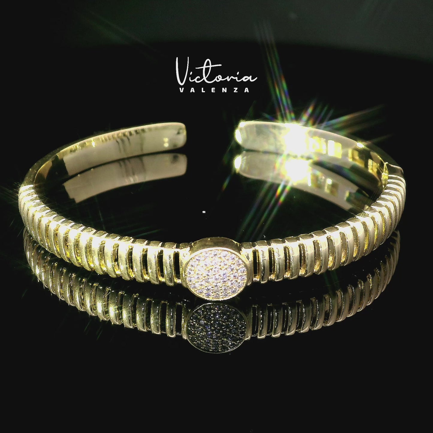 Bracelet ajouré couleur or avec pierres pavées de zircones
