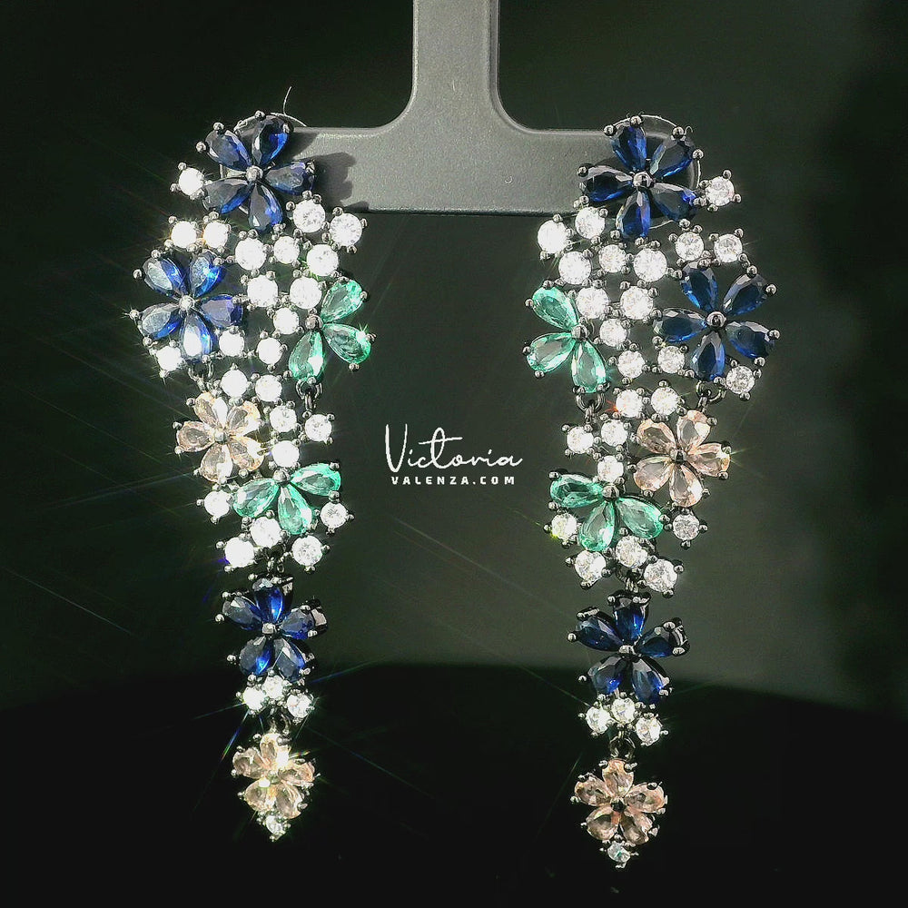 
                      
                        Charger et lire la vidéo dans la visionneuse de la galerie, Boucles d&amp;#39;oreilles fleurs bleues et vertes avec zircones
                      
                    