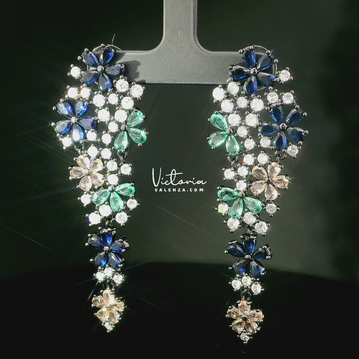 Boucles d'oreilles fleurs bleues et vertes avec zircones