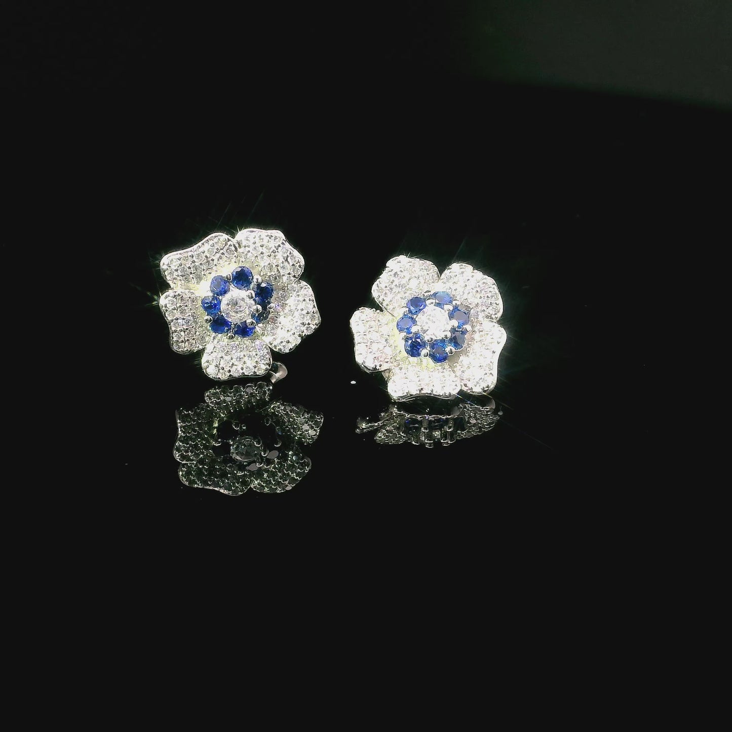 Boucles d'oreilles fleurs argentées avec pierres zircones bleues et blanches