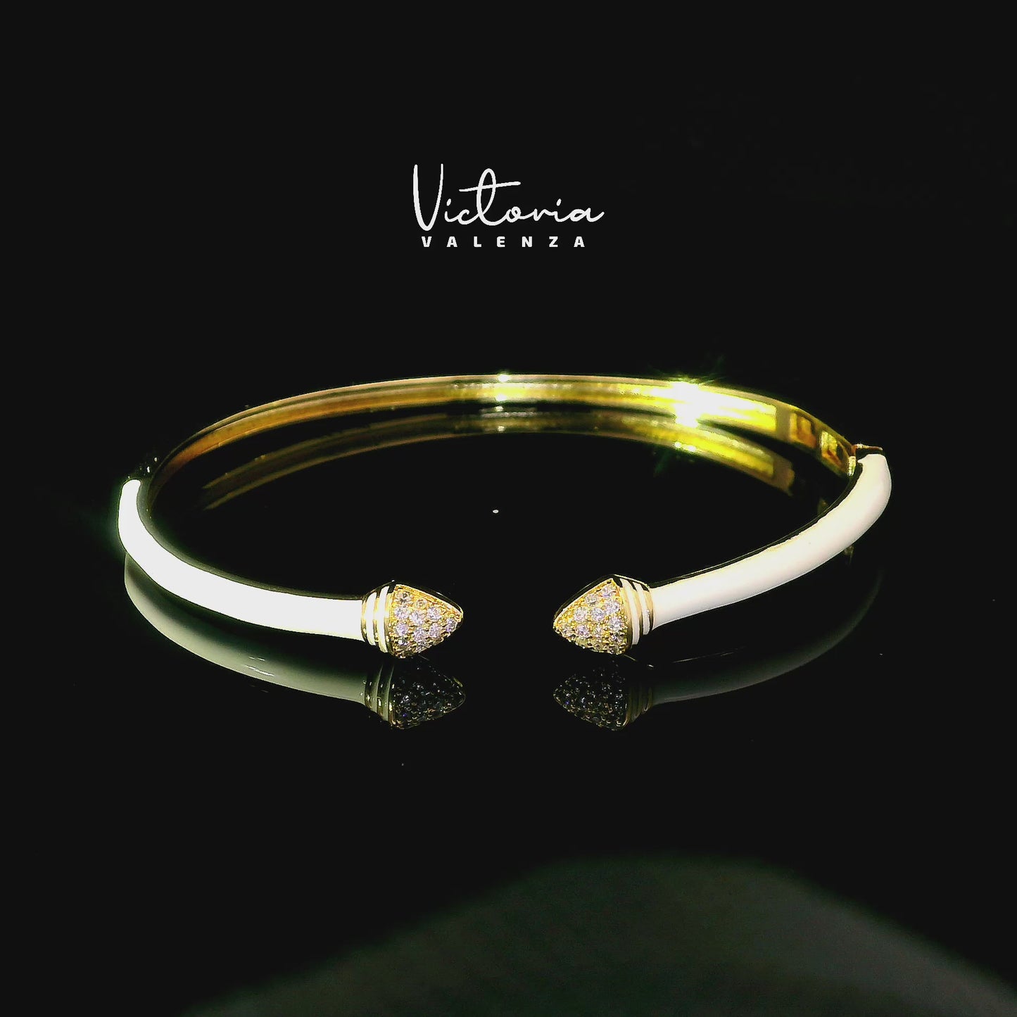 Bracelet couleur or avec émail blanc et pierres de zircone