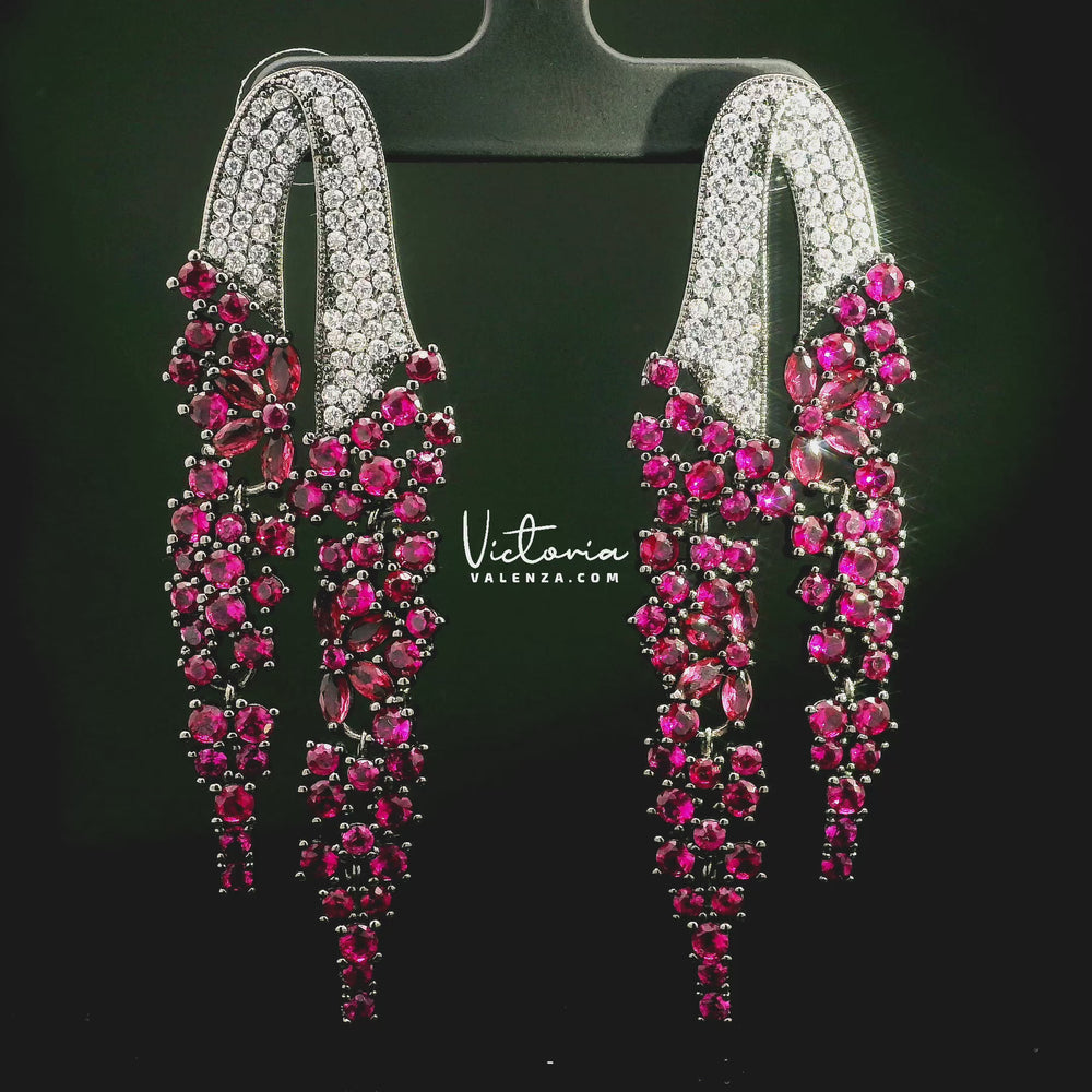 
                      
                        Charger et lire la vidéo dans la visionneuse de la galerie, Boucles d&amp;#39;oreilles longues avec zircones roses
                      
                    