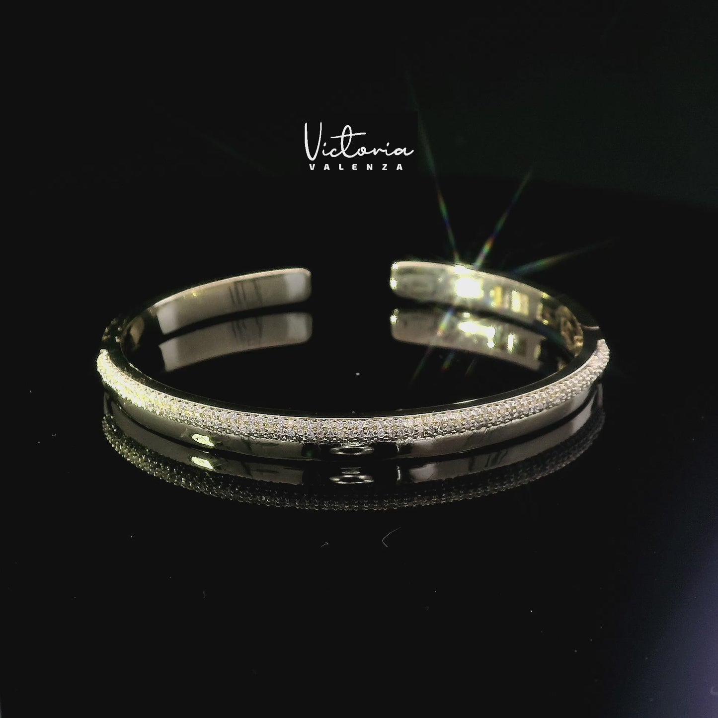 Bracelet à charnière couleur or avec pavé de zircones