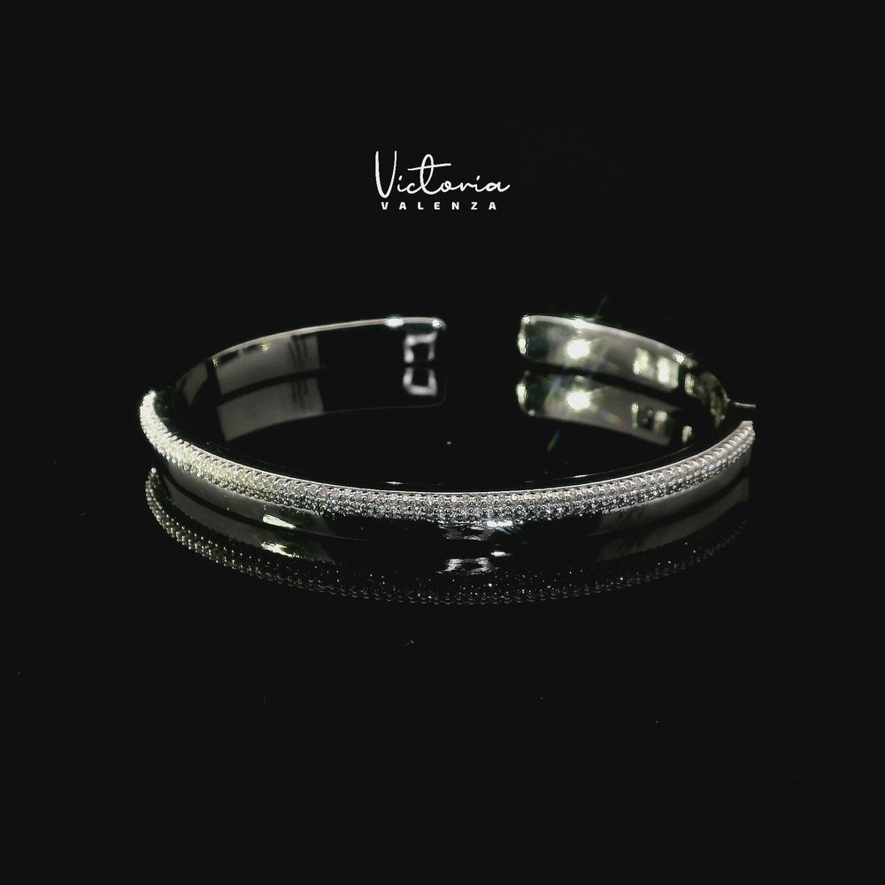 
                      
                        Charger et lire la vidéo dans la visionneuse de la galerie, Bracelet argenté avec pierres pavées de zircones
                      
                    