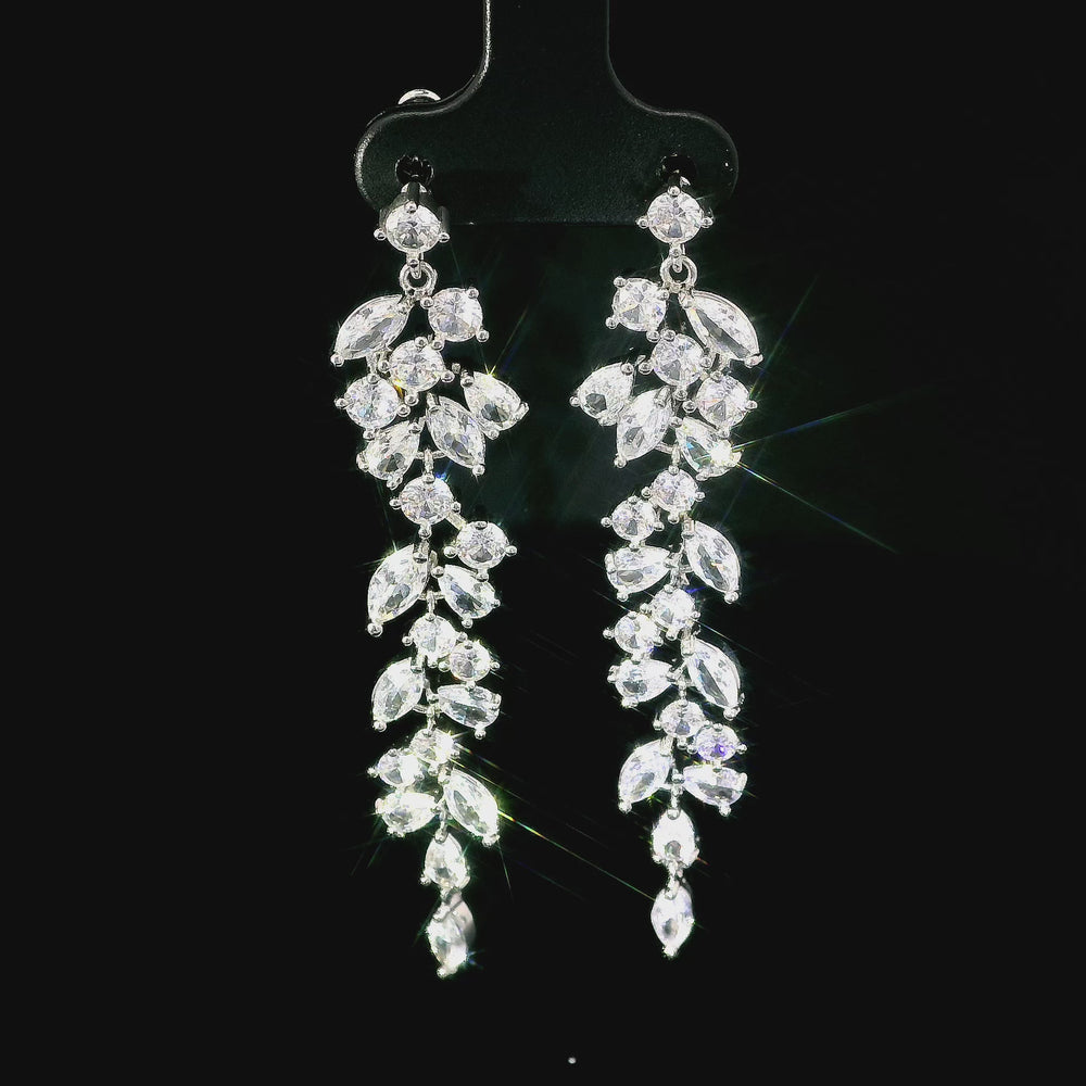 
                      
                        Charger et lire la vidéo dans la visionneuse de la galerie, Boucles d&amp;#39;oreilles danse de feuilles argentées avec zircones
                      
                    