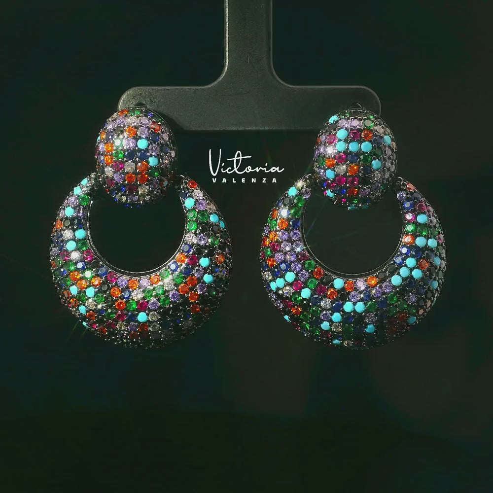 
                      
                        Laad en speel video in Galerijweergave, Ronde Statement oorbellen met multicolor zirkonia&amp;#39;s
                      
                    
