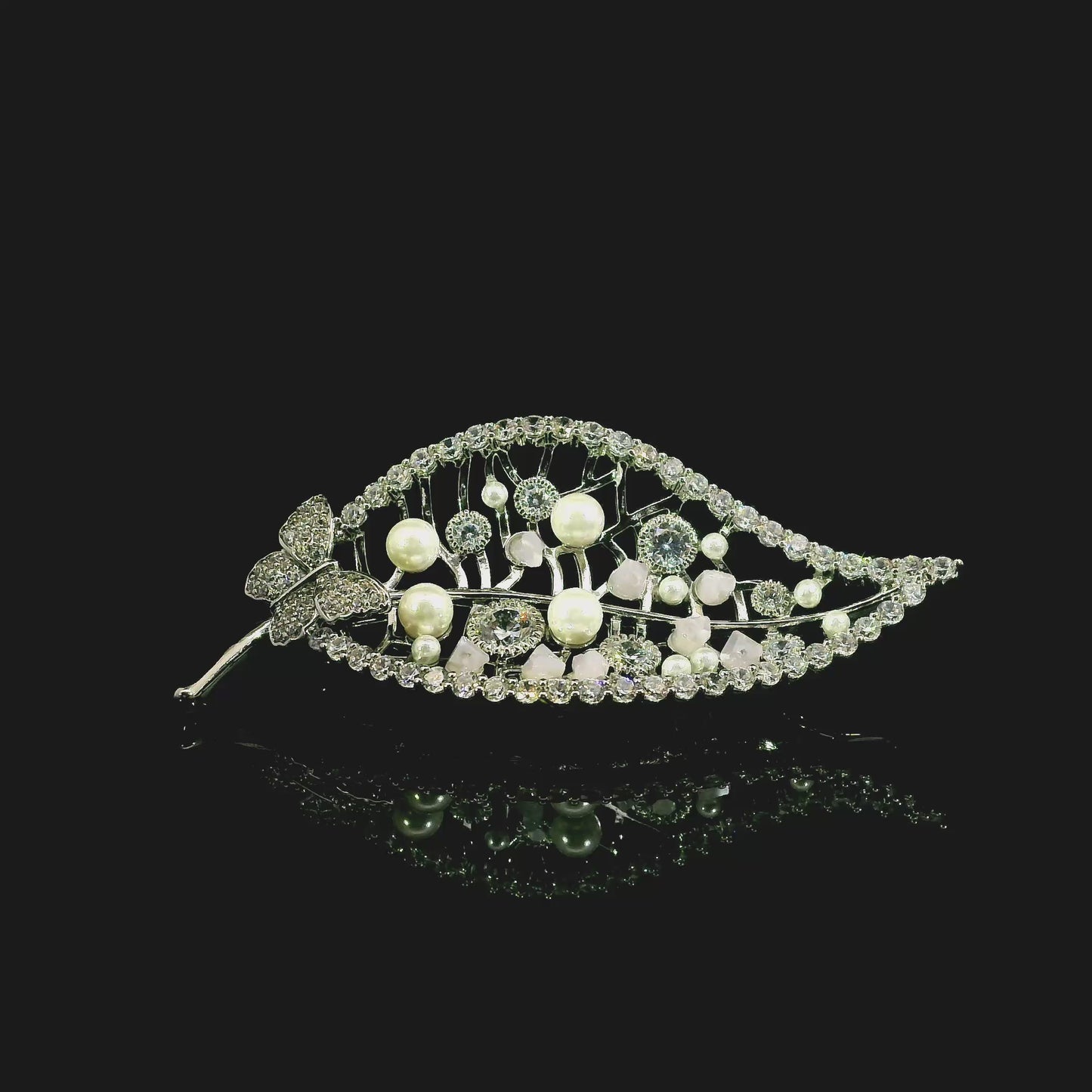 Broche et Pendentif Feuille Argentée avec Perles et Pierres Zirconium