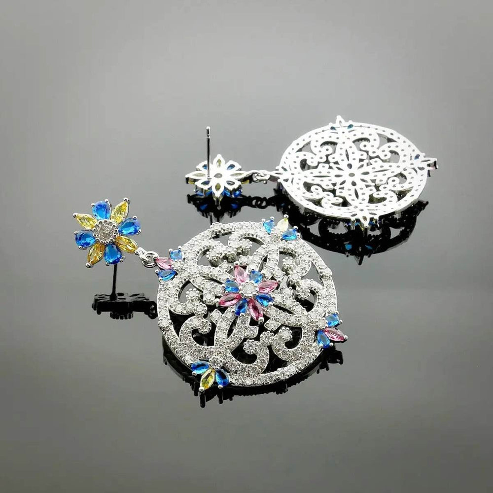 
                      
                        Zilverkleurige mandalapatroon oorbellen met multicolor zirkonia's - Victoria Valenza
                      
                    