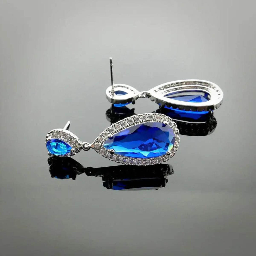 
                      
                        Zilverkleurige Neroli oorbellen met blauwe zirkonia's - Victoria Valenza
                      
                    