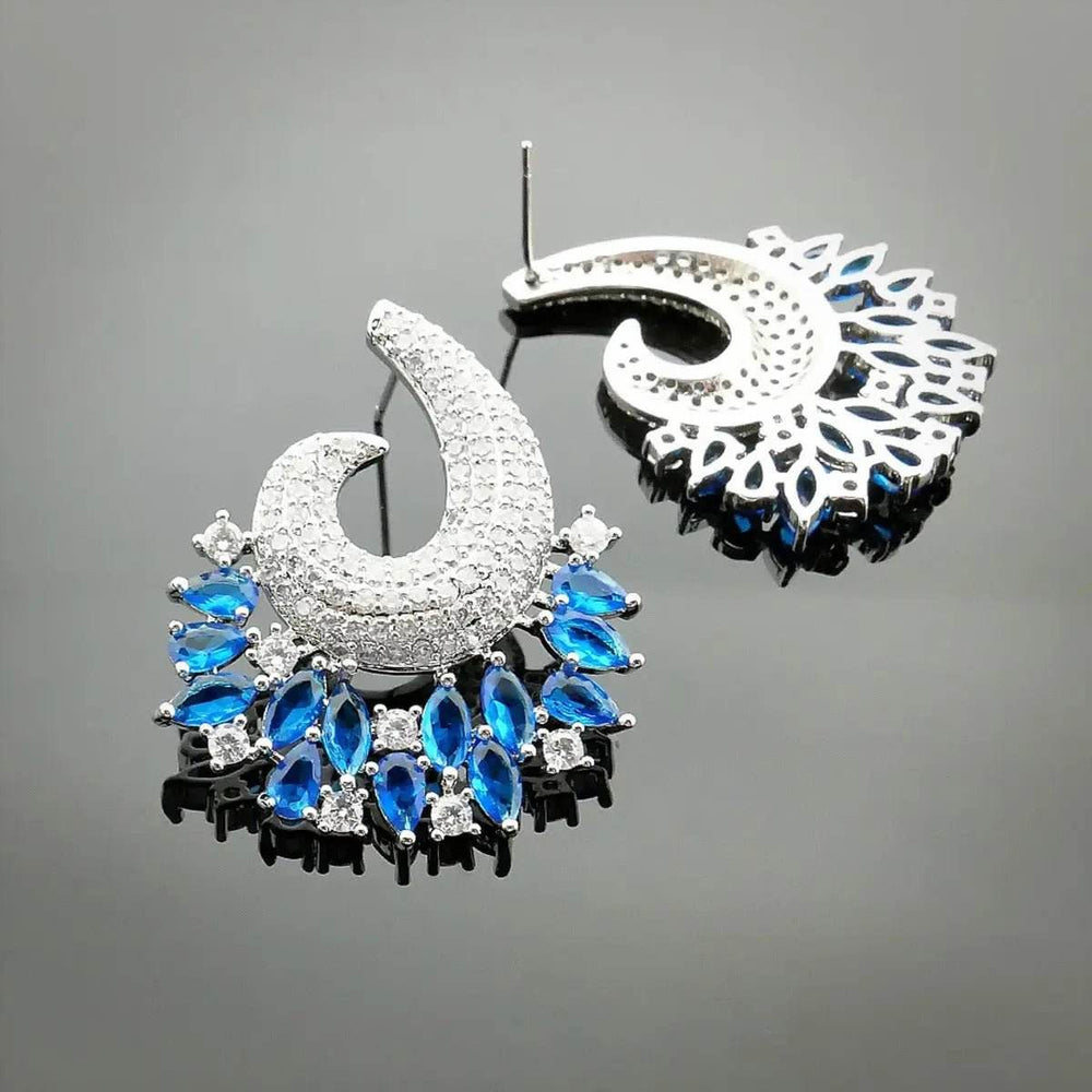 
                      
                        Zilverkleurige Glamour Oorbellen met Blauwe Zirkonia stenen - Victoria Valenza
                      
                    