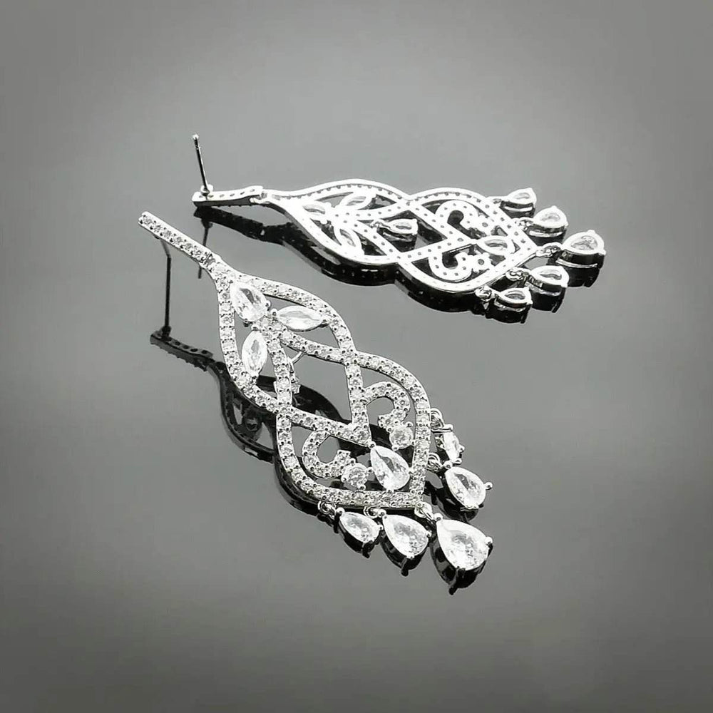
                      
                        Zilverkleurige chandelier oorbellen met markies zirkonia's - Victoria Valenza
                      
                    