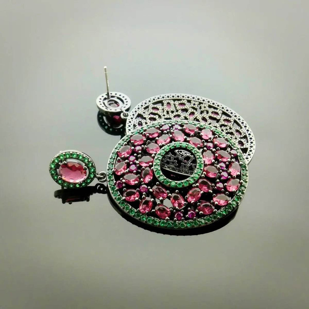 
                      
                        Ovale oorbellen met roze en groene zirkonia's - Victoria Valenza
                      
                    