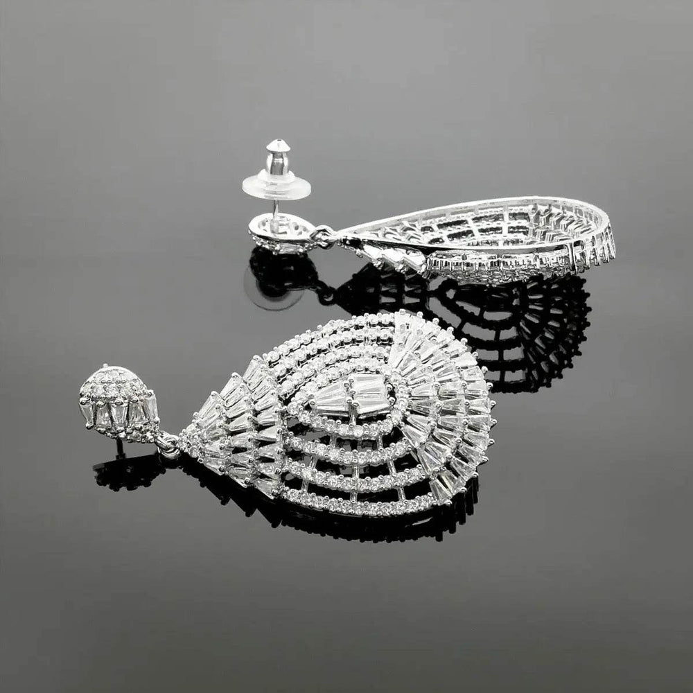 
                      
                        Zilverkleurige Chandelier oorhangers met zirkonia's - Victoria Valenza
                      
                    
