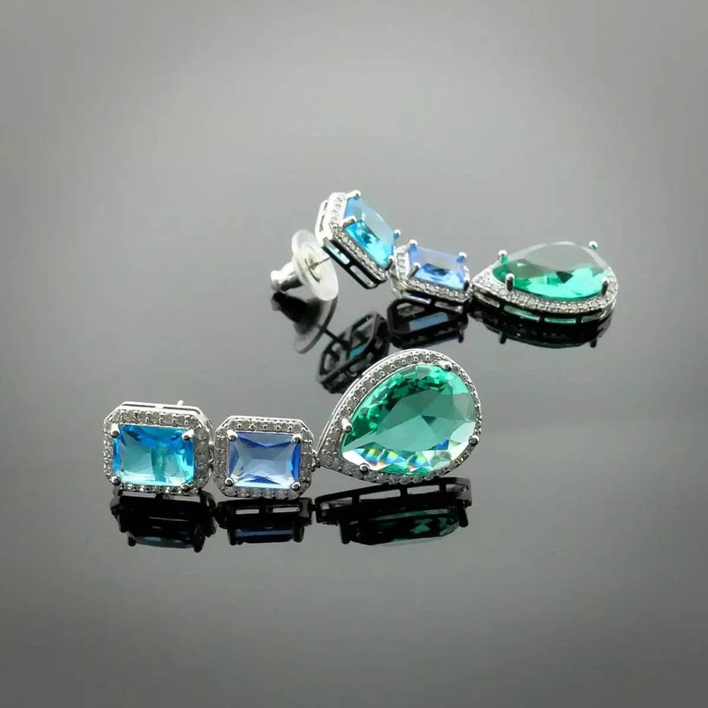 
                      
                        Zilverkleurige Marieke oorbellen met multicolor zirkonia's - Victoria Valenza
                      
                    